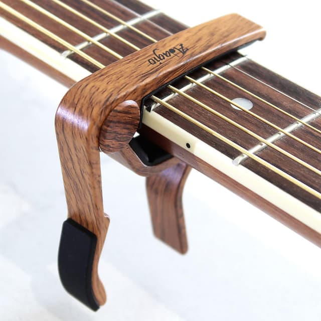 Detalle de Adagio Pro Acoustic & Electric Guitar Capo with Quick Release and 5 Free Picks