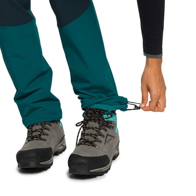 Detalle de Trangoworld Dunai Extreme pantalón largo técnico de mujer con repelencia al agua