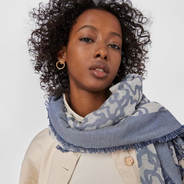 Detalle 1 de TOUS Foulard Kaos color jeans 🧣