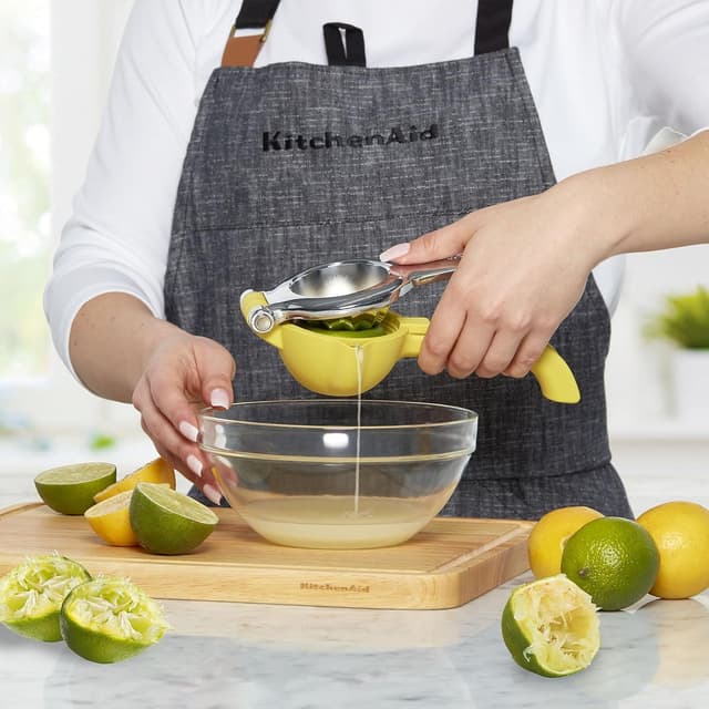 Detalle de KitchenAid Citrus Juice Press Squeezer for Lemons and Limes with Seed Catcher and Pour Spout, 8 Inch