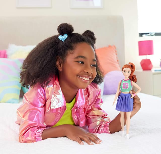 Detalle 2 de Barbie Fashionistas n.232 👗 Muñeca con Pelo Rojo y Estilo