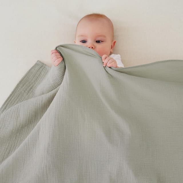 Detalle 2 de Baby Pucktuch Musselin-Wickeldecke (104x94 cm), 100 % Baumwolle – atmungsaktiv zum Einwickeln, Stillen & mehr (Hellgrau & grün)