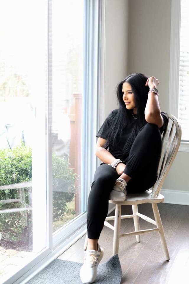 Detalle de PRETTYGARDEN Women’s Two-Piece Lounge Set (crewneck top + drawstring jogger pants)