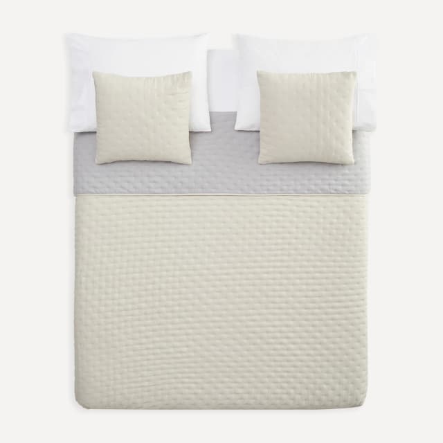 Detalle de Basics El Corte Inglés Edredón reversible Ona Basics con funda de cojín