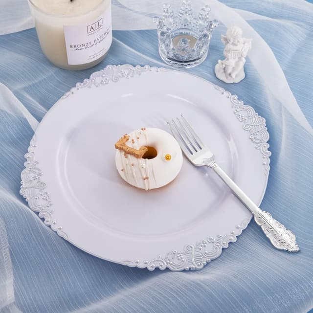 Detalle 2 de Hioasis 100pcs White Silver Plastic Plates (10.25in) — Disposable Heavy-Duty Dinner Plates for Thanksgiving and Holiday Gatherings