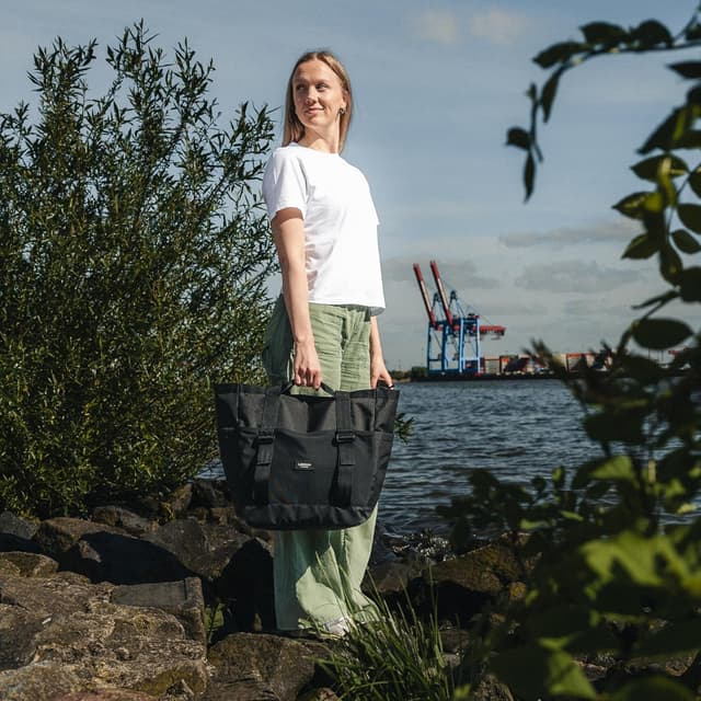 Detalle de LARKSON Smilla Strandtasche: Badetasche/Shopper aus recyceltem PET mit Reißverschluss