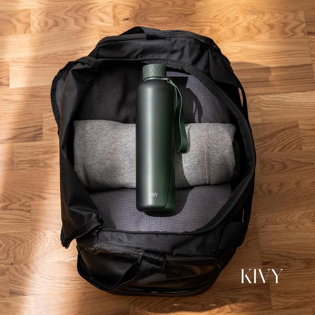Detalle de KIVY Slim Water Bottle 32oz (Lightweight & Shatterproof) — Dark Green, Screw Top, Dishwasher Safe