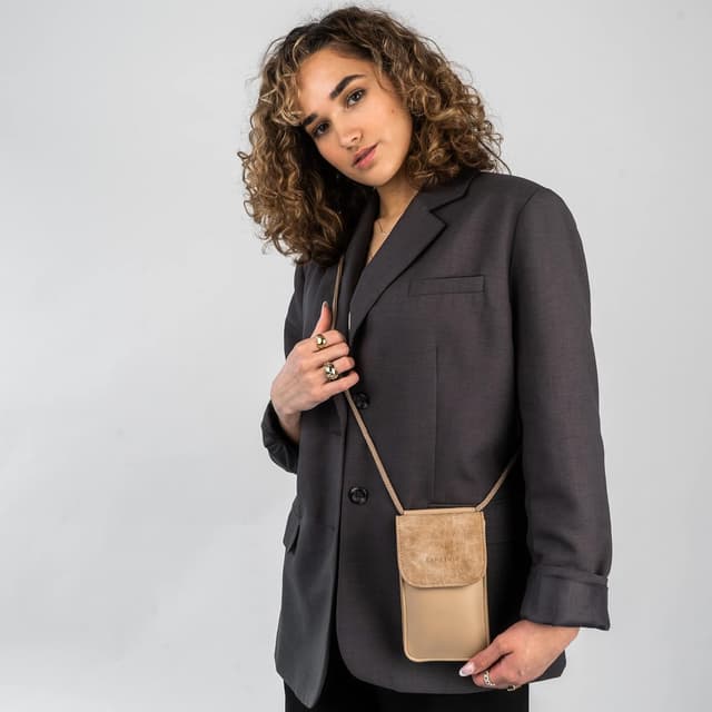 Detalle de Expatrié Handytasche Amelie – Umhängetasche mit Geldbörse aus veganem Kunstleder, verstellbarer Schulterkordel