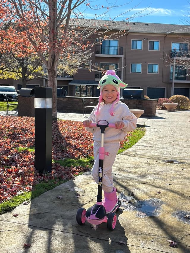 Detalle de Nattork Kids Scooter (Age 3–8) with Light-Up 3 Wheels, Foldable Design, Adjustable Height (26–32 in) and Lean-to-Steer