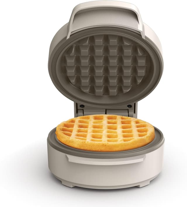 Detalle de bella Snack-n-Store Mini Waffle Maker (EverGood™ Ceramic Nonstick, 350W) — Oatmilk