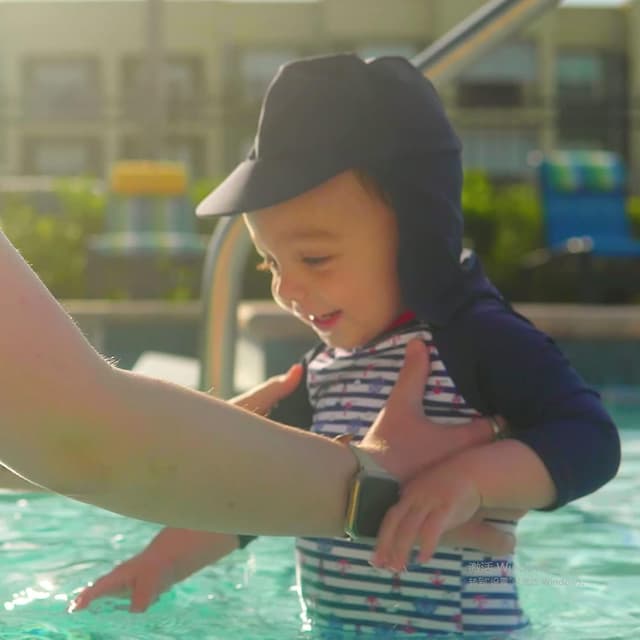 Detalle de UMELOK Baby Badeanzug mit Sonnenhut und UV-Schutz (UPF 50+) – langarm mit praktischem Druckknopfverschluss