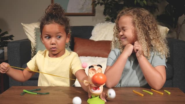 Detalle de Goliath Gooey Louie Game: Pull Gooeys Out of Louie's Nose (Ages 4+, 2–4 Players)