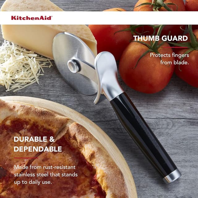 Detalle de KitchenAid Classic Pizza Wheel with Built-In Finger Guard (9-Inch) in Black