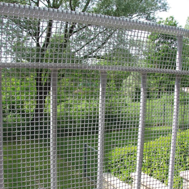 Detalle 2 de TENAX Quadra 10 Rete protettiva in HDPE argento 0,50 x 30 m con trattamento anti-UV