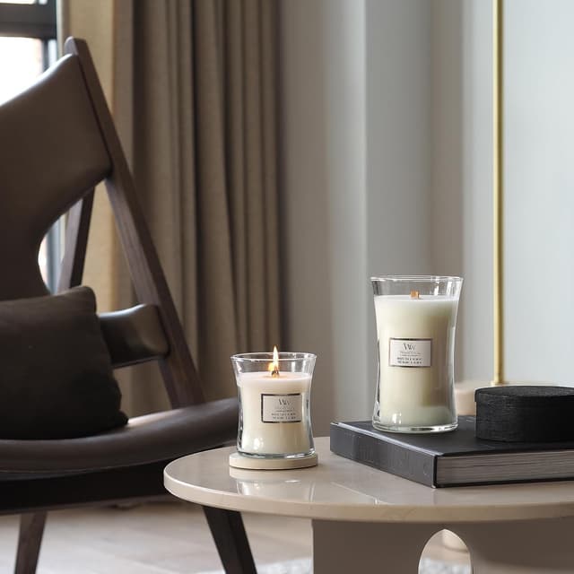 Detalle de WoodWick jarre parfumée moyenne Thé Blanc & Jasmin à mèche en bois crépitante (jusqu’à 60 h)