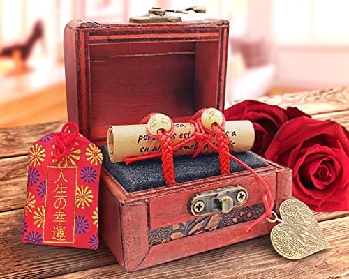 Detalle de AMOR CON PALABRAS Pulseras La Leyenda del Hilo Rojo del Destino con cofre, amuleto Omamori y símbolo de amor
