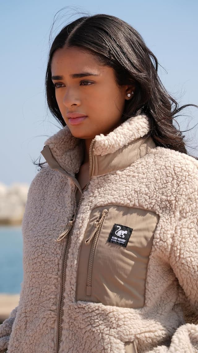 Detalle de Giacca sherpa Surf Monkey con zip e tasca sul petto, riciclata, vestibilità classica