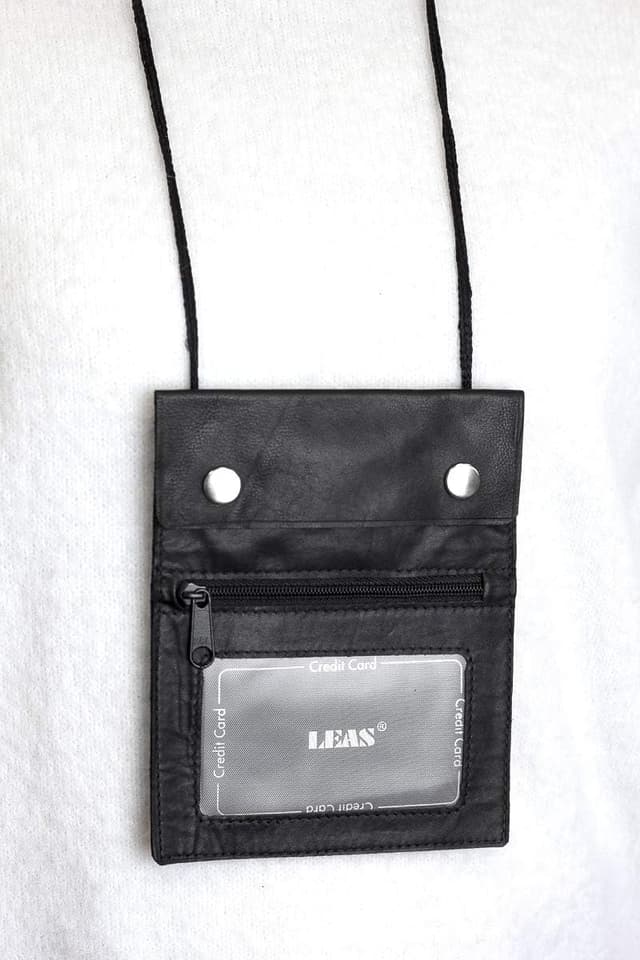 Detalle 2 de LEAS Brustbeutel aus Echt-Leder (schwarz) – Travel-Line für Reiseausweise, Karten & Wertsachen