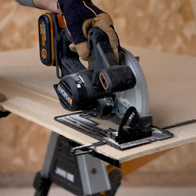 Detalle de WORX WX526.9 sega circolare a batteria 20 V da 165 mm, taglio massimo 55 mm e inclinazione 0–50°