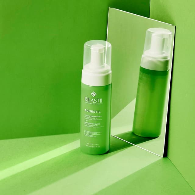 Detalle de Rilastil Acnestil Reinigungsmousse mit sanfter Formel gegen zu Akne neigende Haut (150 ml)