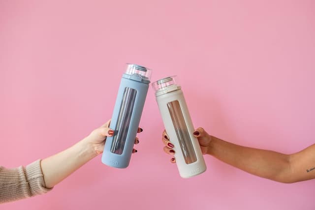 Detalle 2 de Ello Syndicate 20oz Reusable Glass Water Bottle with One-Touch Leak-Proof Flip Lid (Tech Blue)