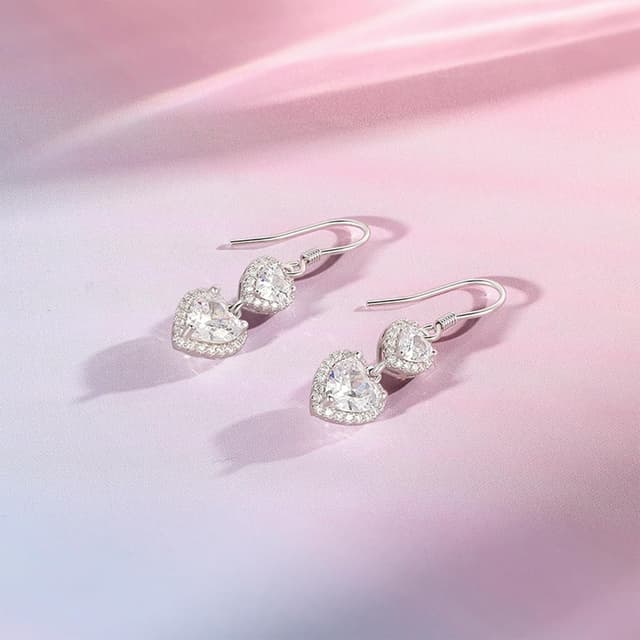 Detalle 2 de Lange Ohrringe Hängend aus Sterlingsilber 925 mit Herz und Zirkonia-Glitzer in Geschenkbox