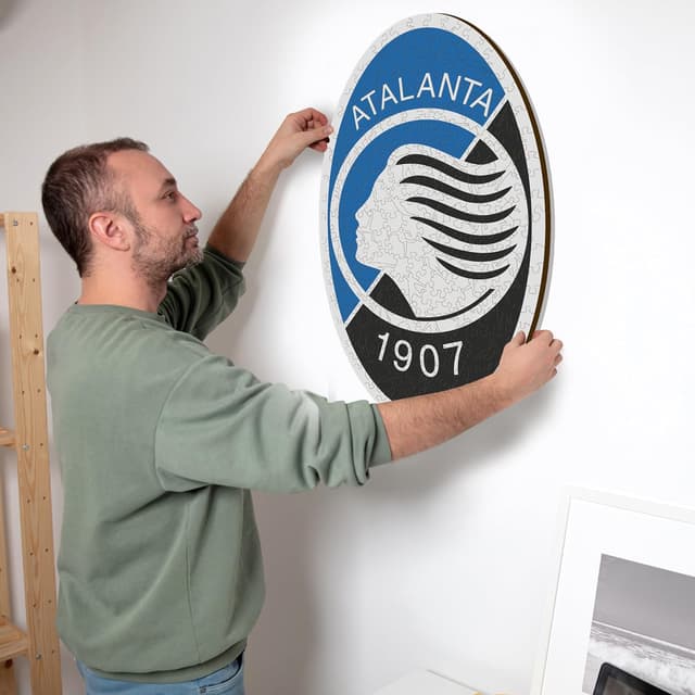 Detalle 2 de Iconic Puzzles Atalanta Logo, puzzle di legno sostenibile 500 pezzi (taglia L)