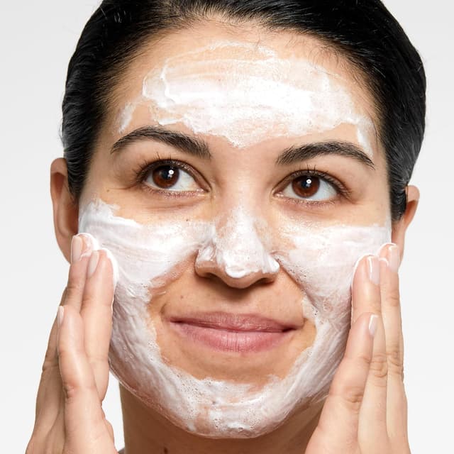 Detalle 2 de Clinique All About Clean Rinse-Off Foaming Facial Cleanser con acido ialuronico e glicerina, 150 ml