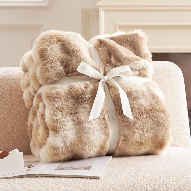 Detalle 2 de Cozy Bliss Bubble Faux Fur Throw 50x60