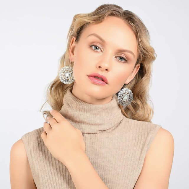 Detalle 2 de Grandes boucles d’oreilles Mandala Namana : nacre, finition mate et disques au crochet