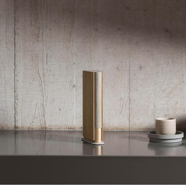 Detalle 2 de Bang & Olufsen Beosound Emerge – schlanker WLAN- und Bluetooth-Regallautsprecher in Gold