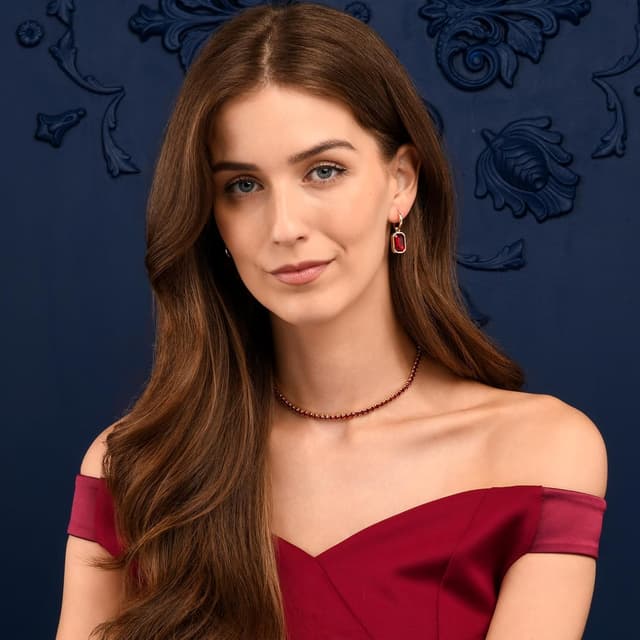 Detalle de ZAVANA grosses créoles femme en acier inoxydable plaqué or avec pendentifs rectangulaires et cristaux rouges