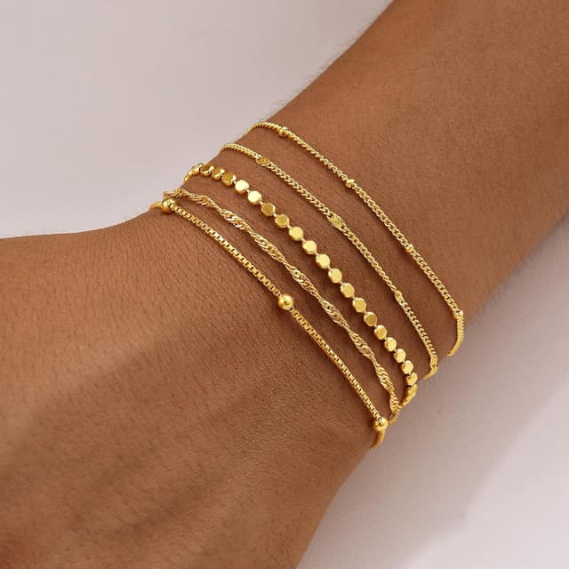 Detalle de Striviio Gold Bracelets for Women (14K Gold Plated) 5-Piece Stack Set