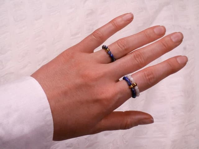 Detalle de BERGERLIN Echter Naturstein Perlen Ring mit Lapislazuli, vergoldeter Perle & EPI-Zertifikat – Unisex Anti-Stress Ring