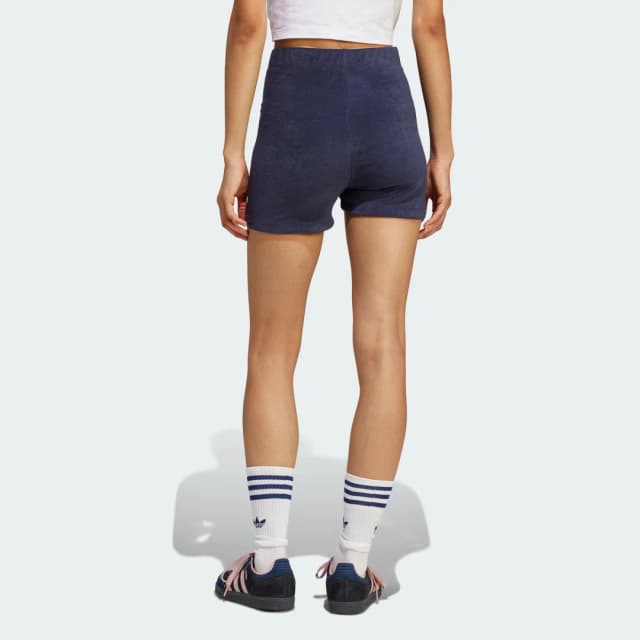 Detalle 2 de adidas Towel Shorts azul: bañador/shorts de estilo toalla para días de verano