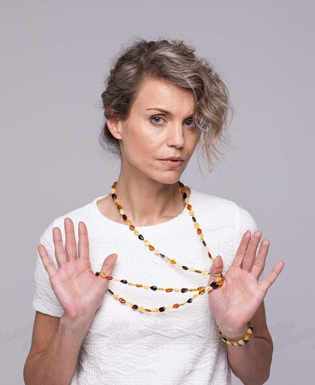 Detalle 2 de Baltische Bernsteinkette Damen (100% Baltischer Bernstein) – ilikeamber.com AN40-55-MLT.P-5CHP.ILA-19.09