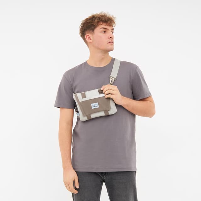 Detalle 2 de Johnny Urban Marsupio Petto Uomo e Donna Avery 2-in-1: borsello e marsupio tattico idrorepellente da 1 litro