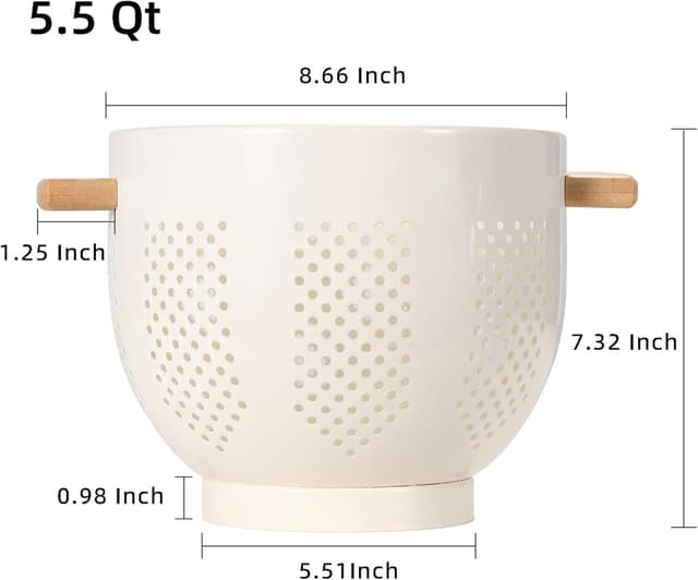 Detalle 2 de Cream Metal Colander With Wood Handle and Stable Base, 5.5 Quart Powder Coated Steel Kitchen Strainer