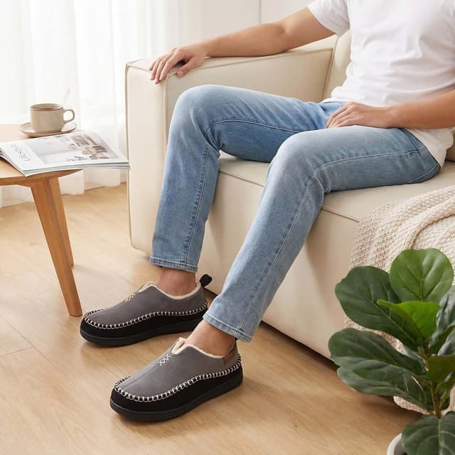 Detalle de EverFoams Men’s Micro Suede Memory Foam Moccasin Slippers with Fuzzy Sherpa Lining