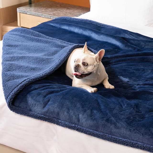 Detalle 2 de Maidewow Waterproof Dog Blanket (Navy) – Reversible Sherpa & Flannel Fleece with Waterproof Inner Lining