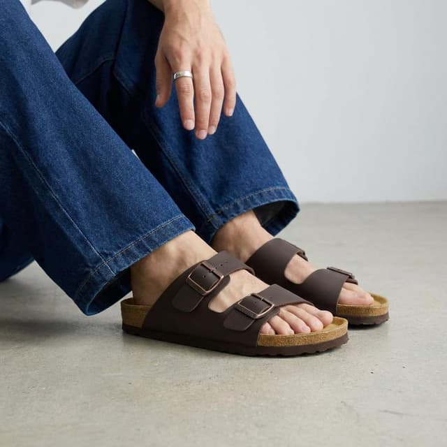 Thumbnail 6 de CUSHIONAIRE Lane Men’s Sandals with Cork Footbed and Adjustable Buckle
