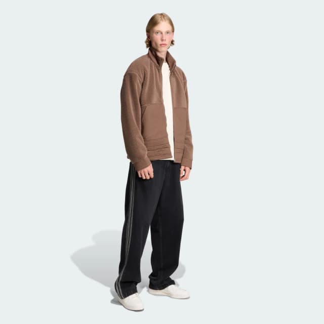 Detalle de Chaqueta de forro polar con cremallera Premium Essentials Adidas en color marrón