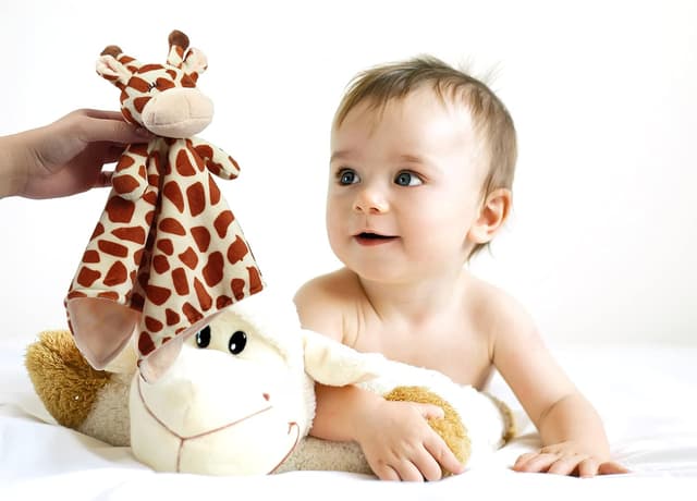 Detalle 2 de CREVENT soft plush animal face security blanket (fleece mink) – Brown giraffe, 34 x 34cm