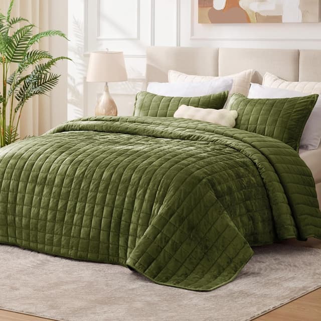 Detalle 2 de BEDELITE Velvet Quilt Set (King Size) — Lightweight Luxury Velvet Comforter Bedding Set, 3-Piece