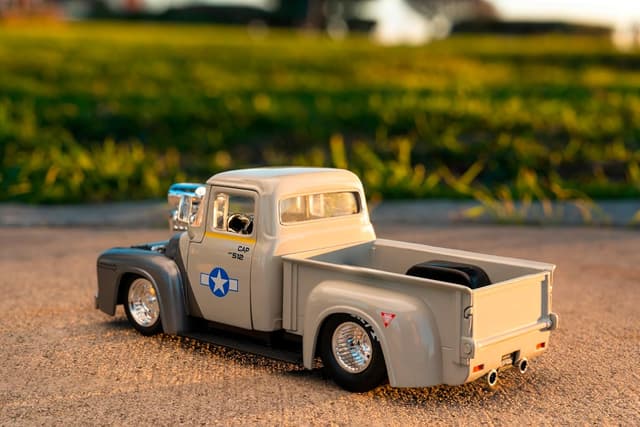Thumbnail 1 de Jada Toys Street Fighter 1956 Ford Pickup (1:24) – Die-cast Modell mit Öffnungsdetails