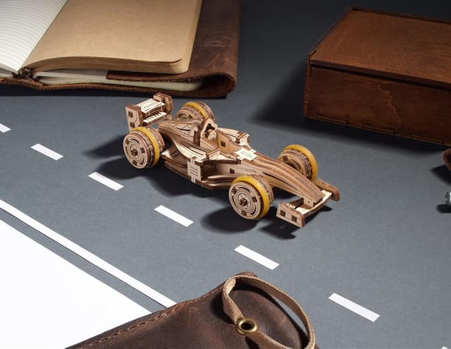 Detalle 2 de UGEARS Compact Racer : puzzle 3D en bois à construire pour adultes, kit de modèle compact