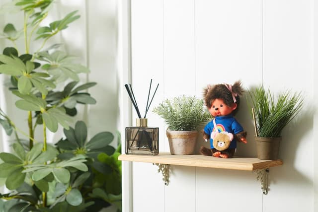 Detalle 1 de Sekiguchi 233724 Monchhichi bambina con maglietta arcobaleno, borsa e fiocchi (peluche ~20 cm)