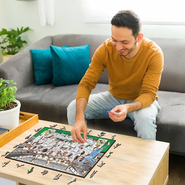 Detalle de Iconic Puzzles Real Madrid Squadra 24/25 – Puzzle di legno 100% sostenibile, licenza ufficiale, 500 pezzi, taglia L