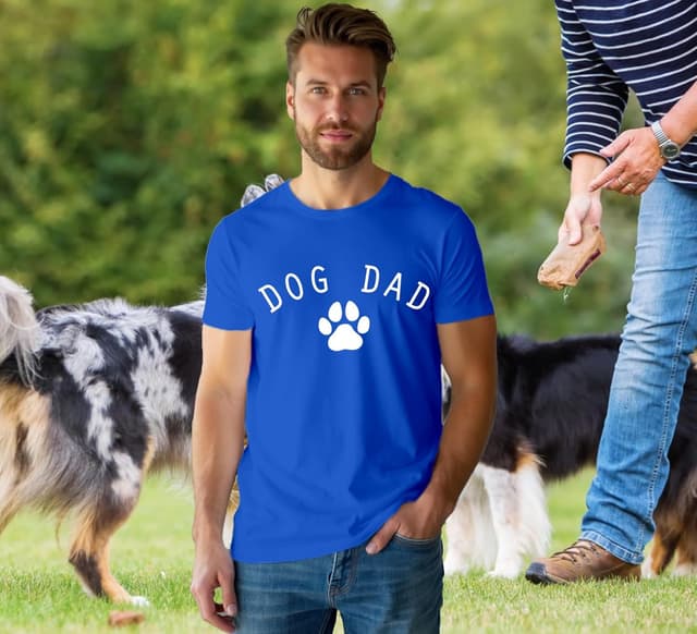 Detalle 2 de Qskall Dog Dad T-Shirt for Men with “DOG DAD” Paw Print (Funny Dogfather Tee)