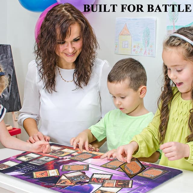 Detalle 2 de MTG tappetino da gioco 24" x 14" con bordi cuciti, antiscivolo e custodia (Style 2)